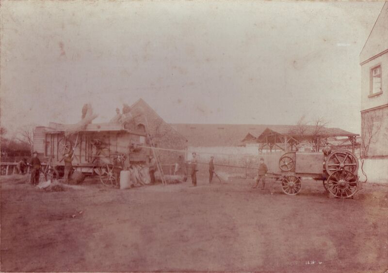 Datei:Drescharbeit in Schönrath um 1890 Wiki.jpg